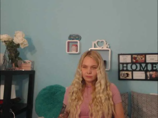 Live sex webcam photo for AnnaHappy18 #273500681