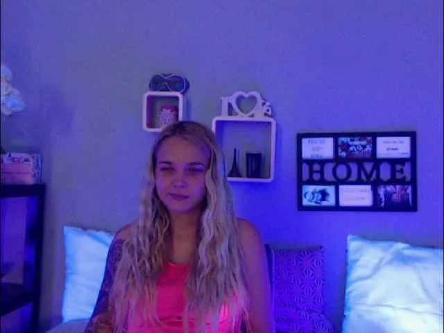 Live sex webcam photo for AnnaHappy18 #273535914