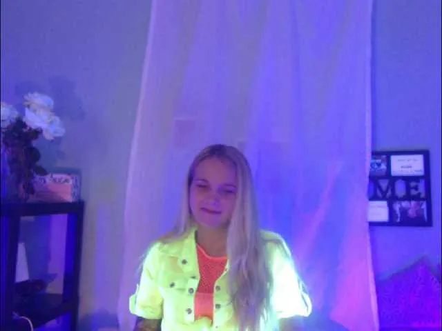 Live sex webcam photo for AnnaHappy18 #273697322
