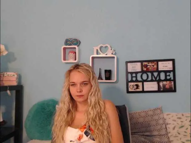 Live sex webcam photo for AnnaHappy18 #274102511