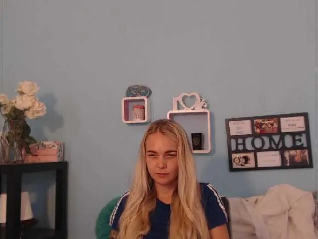 Live sex webcam photo for AnnaHappy18 #274519948