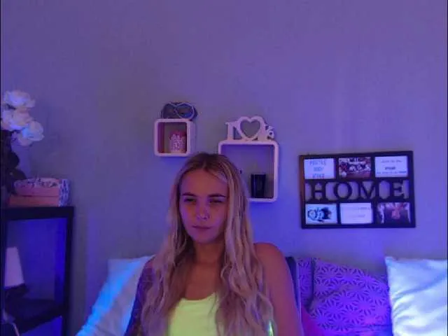Live sex webcam photo for AnnaHappy18 #274591241