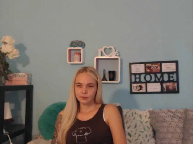 Live sex webcam photo for AnnaHappy18 #274645685