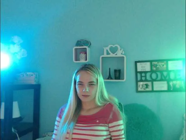 Live sex webcam photo for AnnaHappy18 #275022776