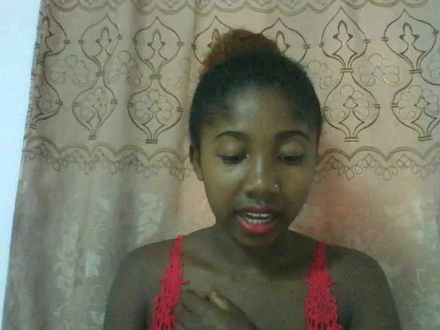 Live sex webcam photo for Annah21 #290353370