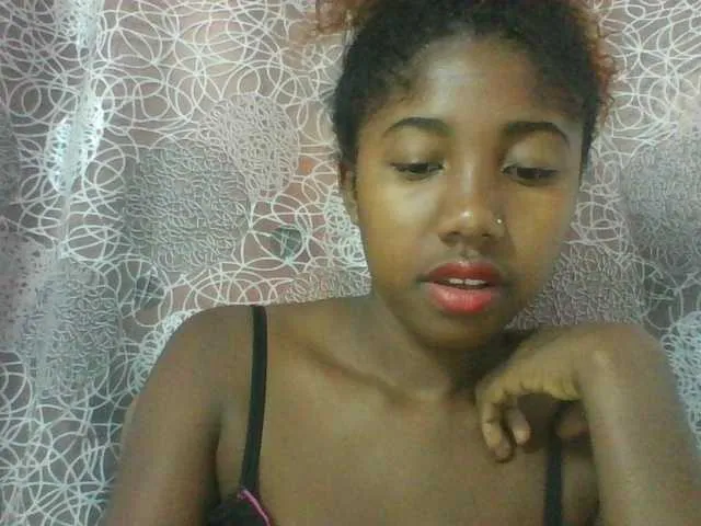 Live sex webcam photo for Annah21 #290359028