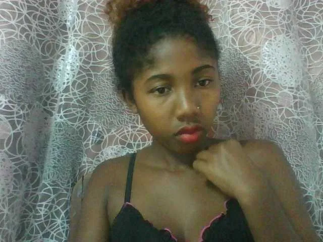 Live sex webcam photo for Annah21 #290360464
