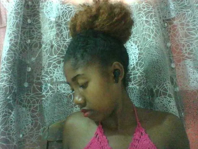 Live sex webcam photo for Annah21 #290393433