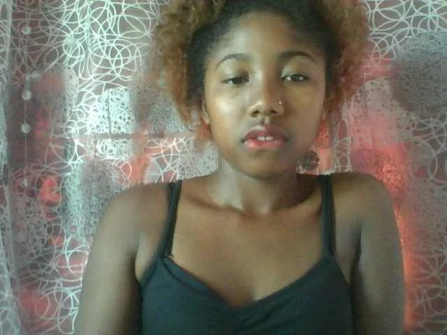 Live sex webcam photo for Annah21 #290399953