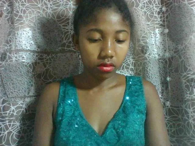 Live sex webcam photo for Annah21 #290449902