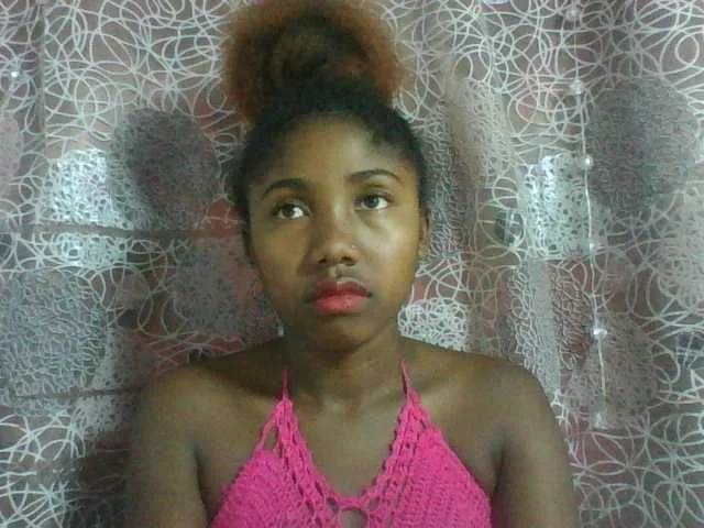 Live sex webcam photo for Annah21 #290451465