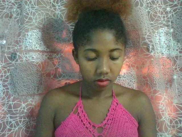 Live sex webcam photo for Annah21 #290465478