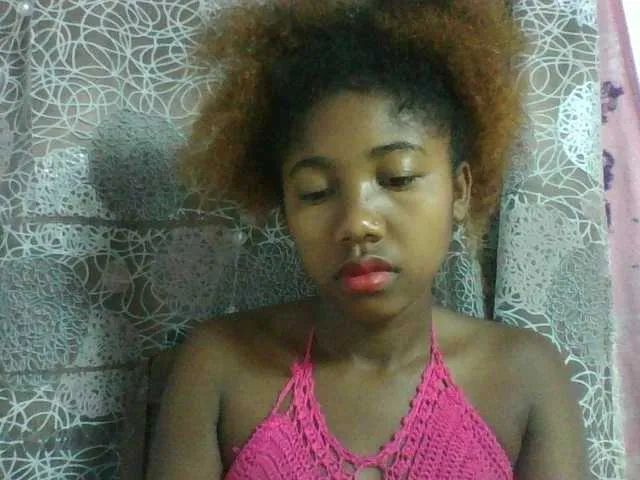 Live sex webcam photo for Annah21 #290483710