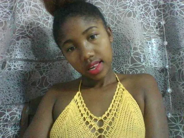 Live sex webcam photo for Annah21 #290503718