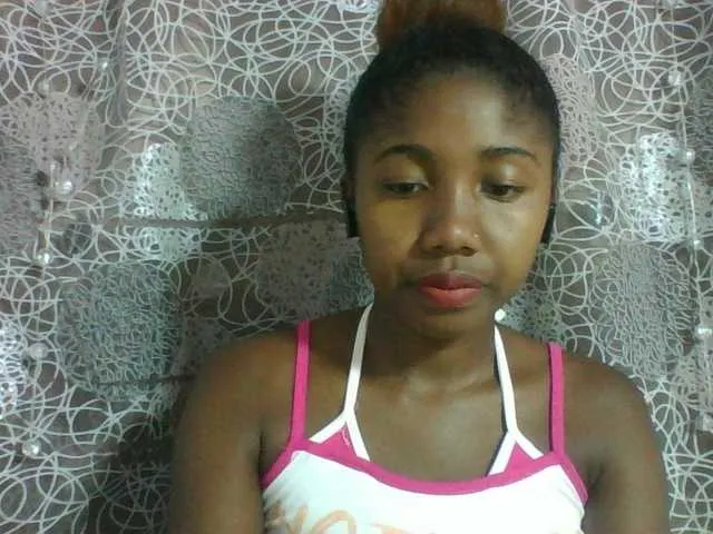 Live sex webcam photo for Annah21 #290543032