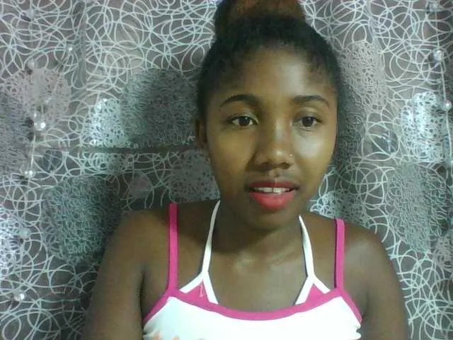 Live sex webcam photo for Annah21 #290545321