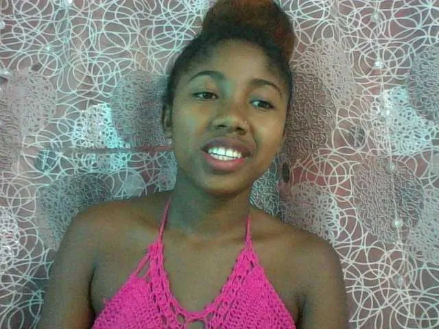 Live sex webcam photo for Annah21 #290574209