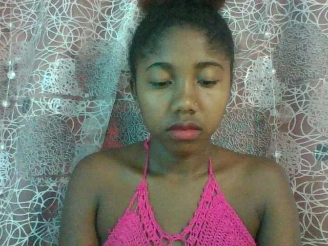 Live sex webcam photo for Annah21 #290588622