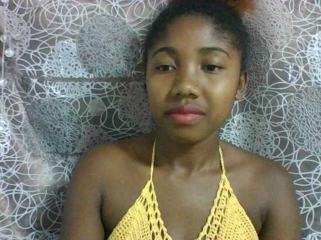 Live sex webcam photo for Annah21 #290596223