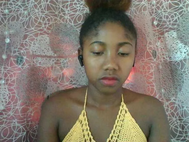 Live sex webcam photo for Annah21 #290647152