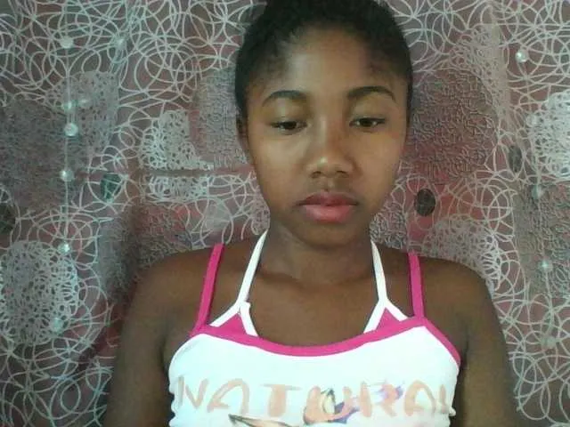 Live sex webcam photo for Annah21 #290661216