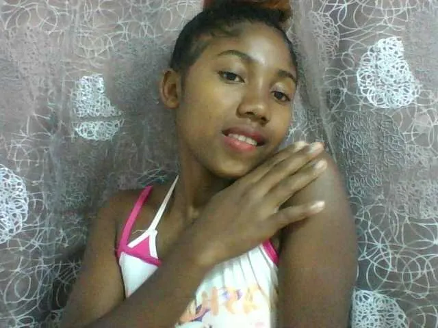 Live sex webcam photo for Annah21 #290739577