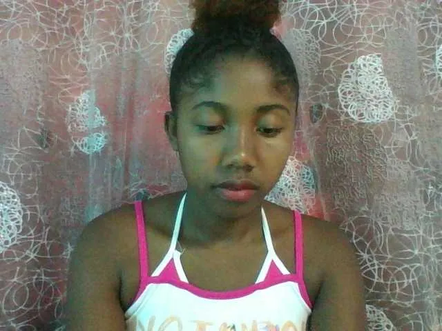 Live sex webcam photo for Annah21 #290749880