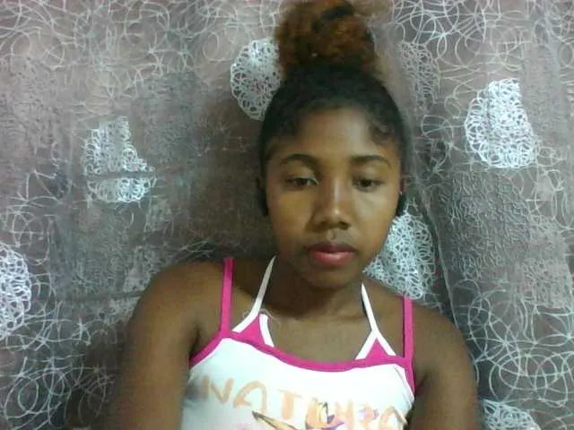 Live sex webcam photo for Annah21 #290807669
