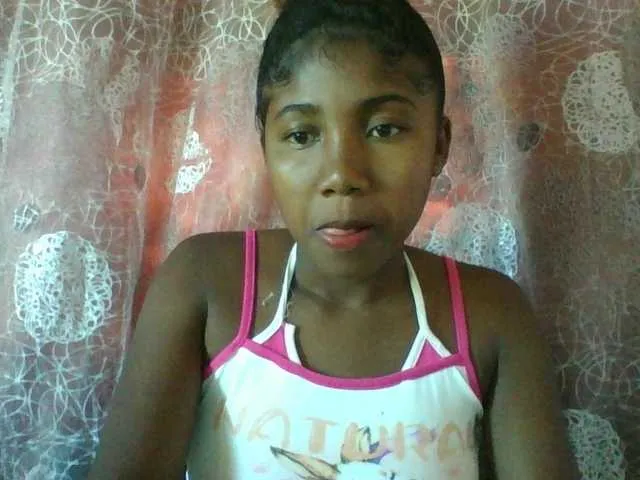 Live sex webcam photo for Annah21 #290812803