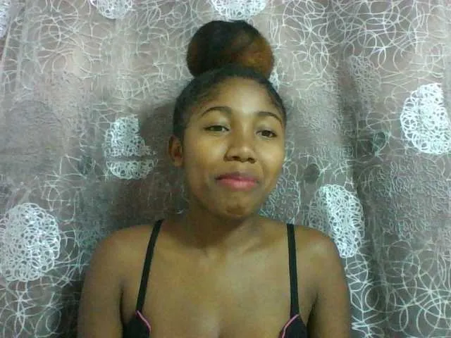 Live sex webcam photo for Annah21 #290904045