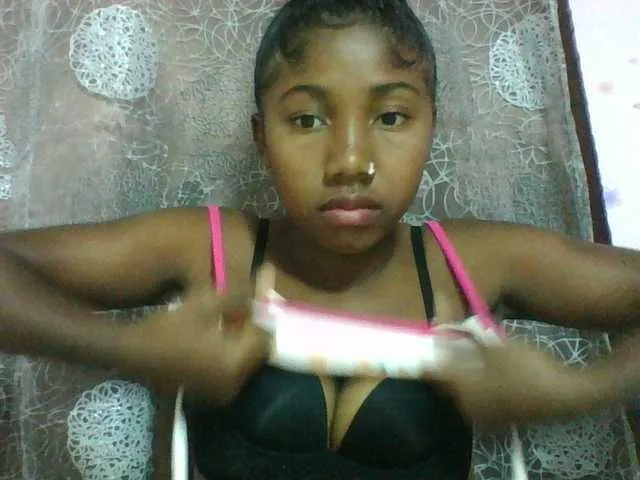 Live sex webcam photo for Annah21 #290992596