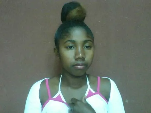 Live sex webcam photo for Annah21 #291398538