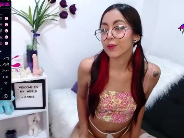 Live sex webcam photo for AnnieMont #272243354