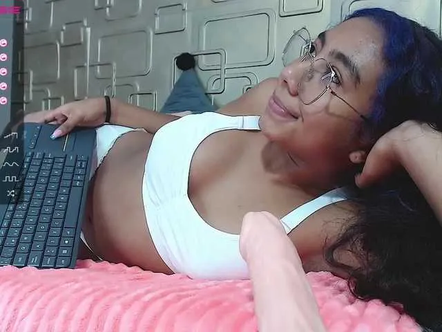 Live sex webcam photo for Anniieee #271902600