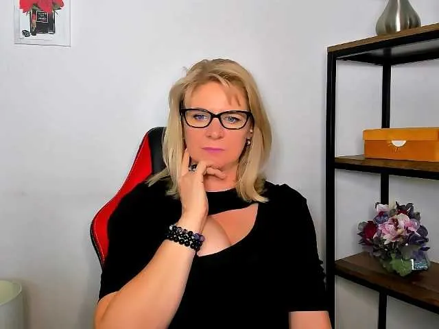 Live sex webcam photo for AnnikaMature #275893492
