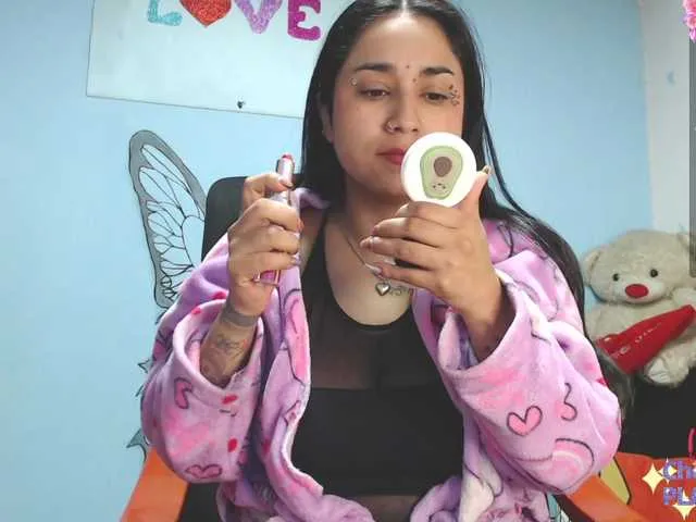 Live sex webcam photo for Annyee #290494083