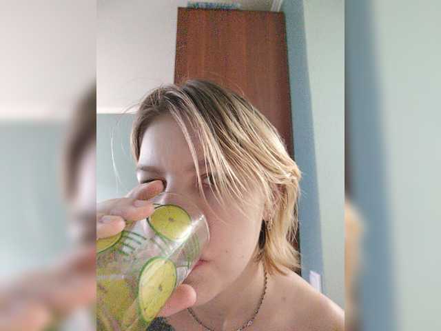 Live sex webcam photo for AprilStrong8 #274011943