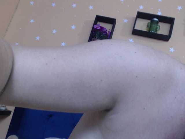 Live sex webcam photo for AprilSuni #276017790