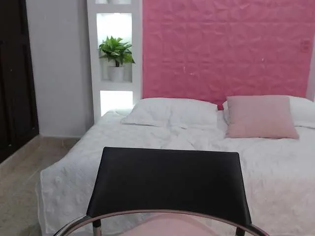 Live sex webcam photo for AprilWhite #271835474