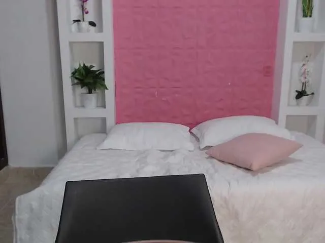 Live sex webcam photo for AprilWhite #271847822