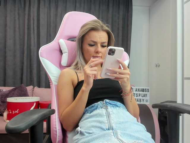 Live sex webcam photo for AprillChasse1 #272740970