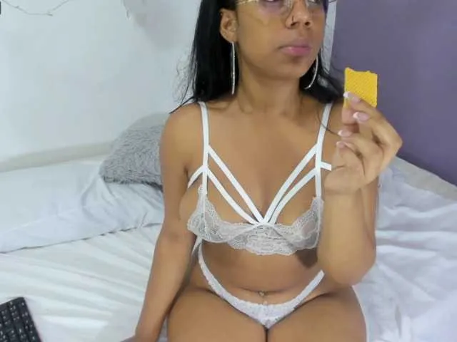 Live sex webcam photo for ari-rose1 #273533215