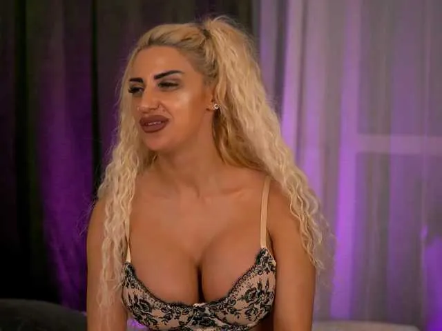 Live sex webcam photo for ArianaBlakes #290593031