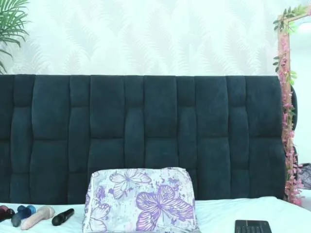 Live sex webcam photo for ArianaDiosa #292028687