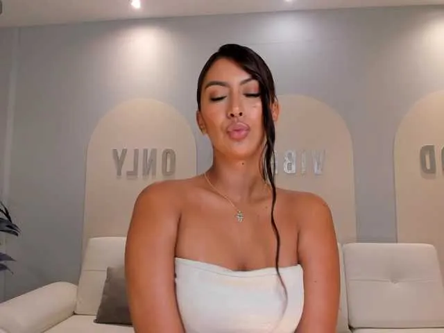 Live sex webcam photo for ArianaDumont #291184455