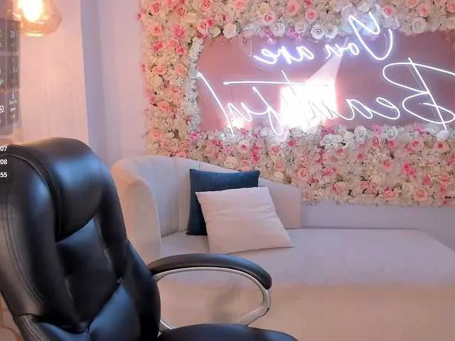 Live sex webcam photo for ArianaDumont #291728128