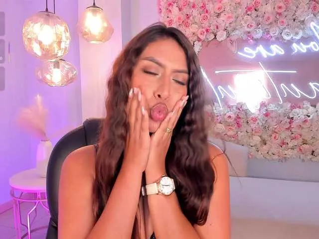 Live sex webcam photo for ArianaDumont #291744058