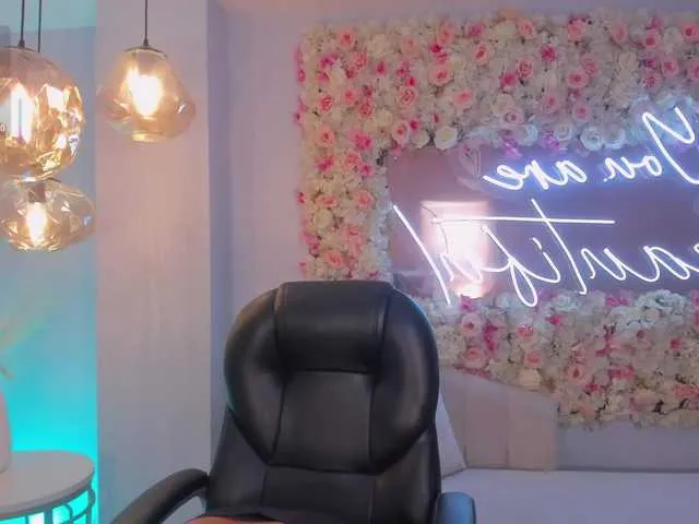 Live sex webcam photo for ArianaDumont #292113844