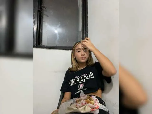 Live sex webcam photo for Arianna-Duque #277908427