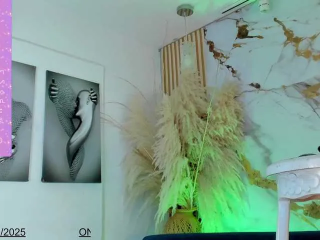 Live sex webcam photo for Arianna-Thonsom #291328175